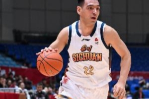 杨文学：新赛季定位要做好防守&抢好篮板 感激支持我的每个球迷