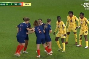 这战术还真有效！法国U20女足在世界杯上一次战术角球，最终进球