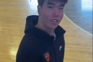 新生报到！张懿赵杰已经达到美高瓦萨奇学院 起头跟队训练