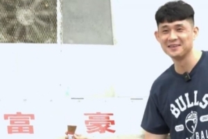 带今季新加盟金牛的刘佳鑫四处游 坐天星幼轮吹海风看美景