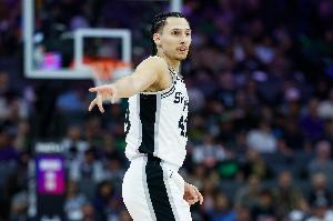 解说：沃特斯在NBA属于有投射但还不够准 持球和防守也不算凸起
