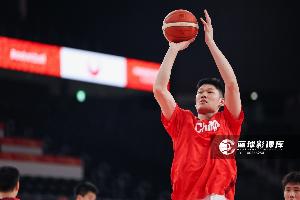解说：我看胡金秋在场上 再算他每年角逐集训功夫 只有心疼和敬佩