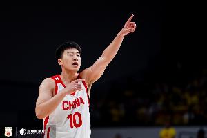 出场10分钟领4犯！媒体人：王好汉还是太年轻了 几个犯规都没必要