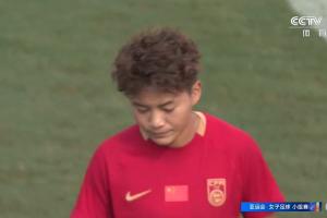 下半场角逐起头，中国女足换人调整，王霜、陈巧珠、李晴潼登场