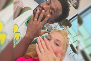 感情不变！维尼建斯女友晒两人合照，戴上爱情对戒尤为引人瞩目